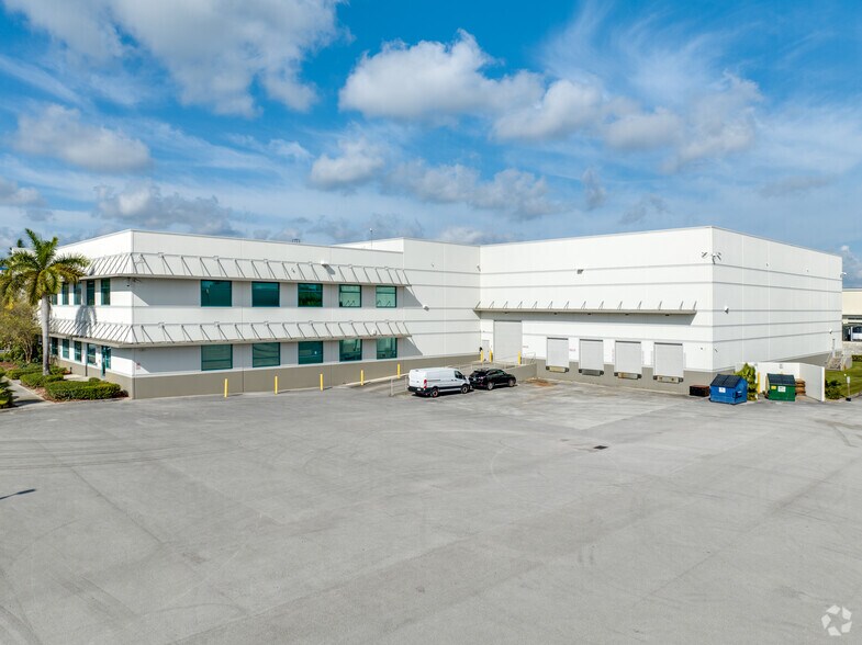 9315 NW 112th Ave, Miami, FL à vendre - Photo du bâtiment - Image 3 de 20