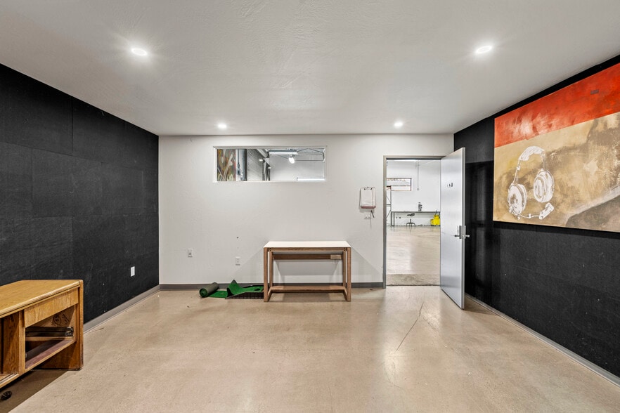 4731 Industry Dr, Medford, OR for lease - Interior Photo - Image 2 of 38