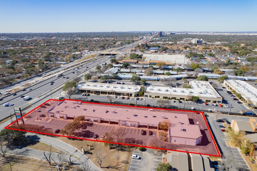 2411 NE Loop 410, San Antonio, TX à louer - Photo du bâtiment - Image 2 de 13