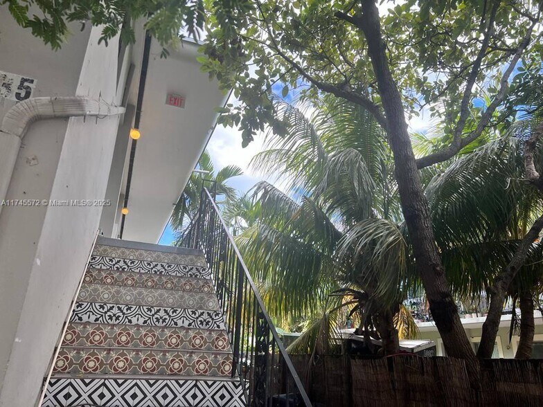 7035 Rue Granville, Miami Beach, FL à vendre - Photo du bâtiment - Image 2 de 13