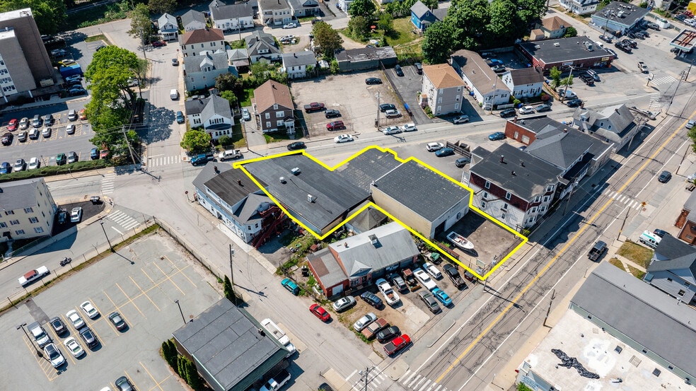 75 Roberts St, West Warwick, RI à vendre - Photo du bâtiment - Image 3 de 47