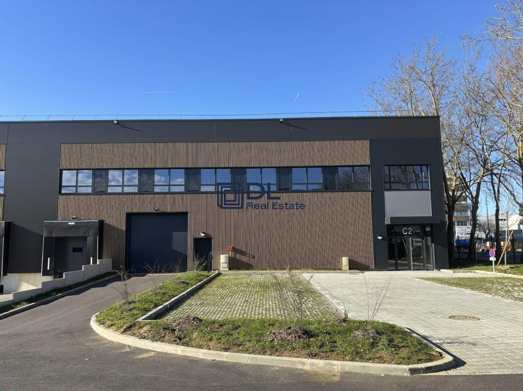 Industrial in Trappes for lease Building Photo- Image 1 of 18