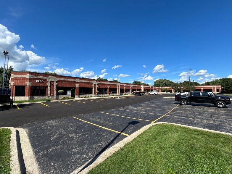 2230 Point Blvd, Elgin, IL for lease - Building Photo - Image 2 of 20