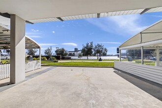 15-17 Honeysuckle Dr, Newcastle à louer Photo du bâtiment- Image 2 de 11