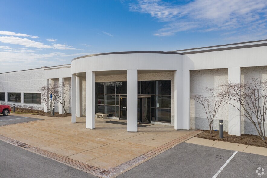 1800 Indian Wood Cir, Maumee, OH à vendre - Photo du bâtiment - Image 3 de 26