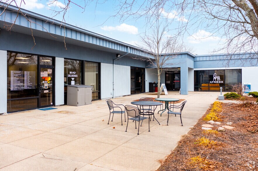 333 Jackson Plz, Ann Arbor, MI à louer - Photo du bâtiment - Image 3 de 8