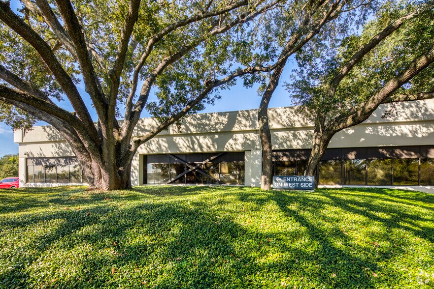 5710 Hoover Blvd, Tampa, FL à louer - Photo du bâtiment - Image 3 de 7
