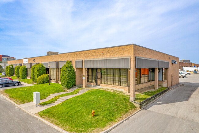 Plus de détails pour 40 Tiffield Rd, Toronto, ON - Industriel à louer