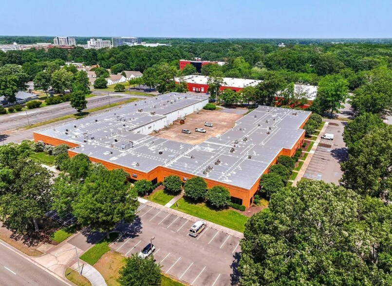 813 Diligence Dr, Newport News, VA à vendre - Photo du bâtiment - Image 1 de 13