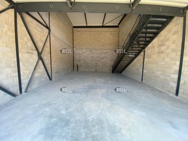 Flex in Roquevaire for lease - Interior Photo - Image 2 of 4
