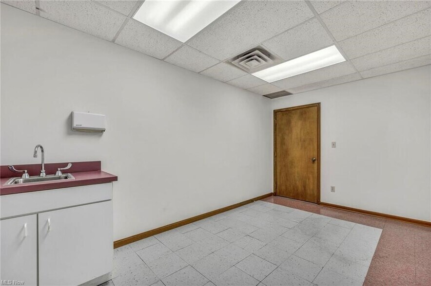 33398 Walker Rd, Avon Lake, OH à vendre - Photo du bâtiment - Image 2 de 10