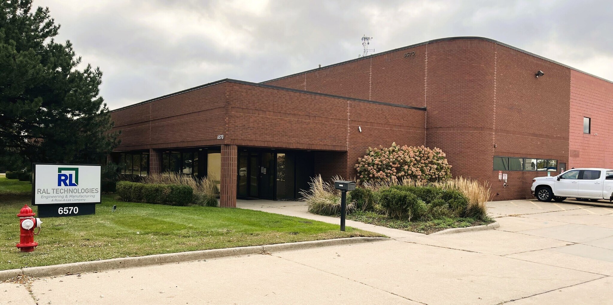 6570 19 Mile Rd, Sterling Heights, MI à louer Photo du bâtiment- Image 1 de 5