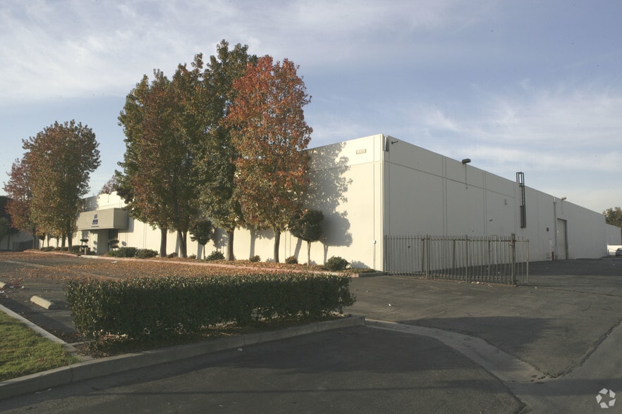 16105 Gundry Ave, Paramount, CA for sale - Building Photo - Image 3 of 17