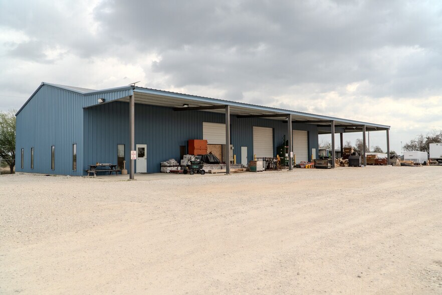 945 Huser Blvd, Schulenburg, TX for lease - Building Photo - Image 3 of 19