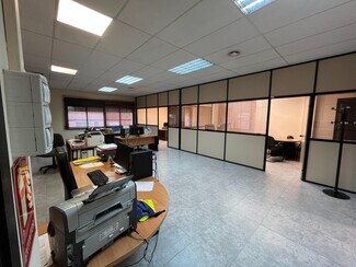 Plus de détails pour Multi-résidentiel à vendre