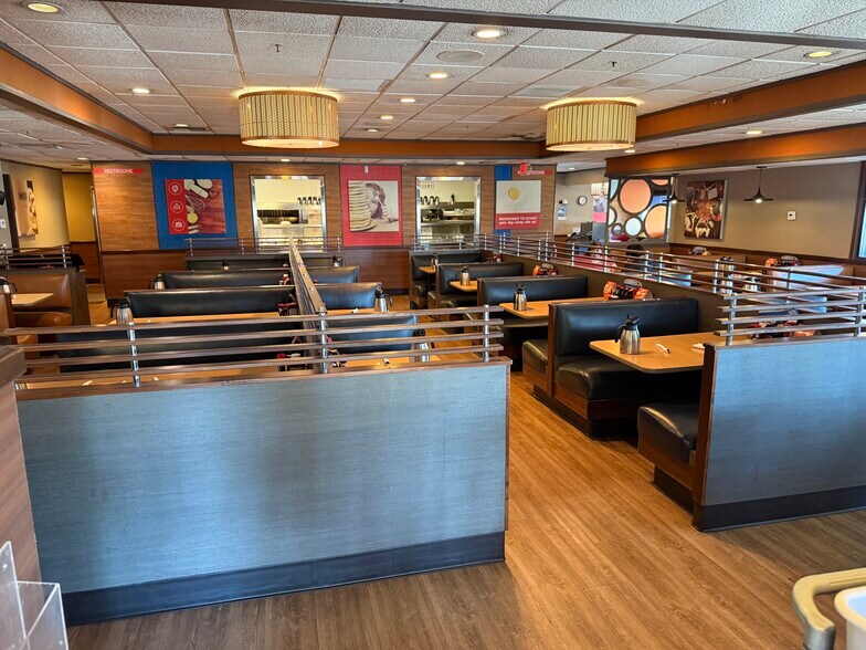 471 S Indian Canyon Dr, Palm Springs, CA à vendre - Photo du bâtiment - Image 3 de 14