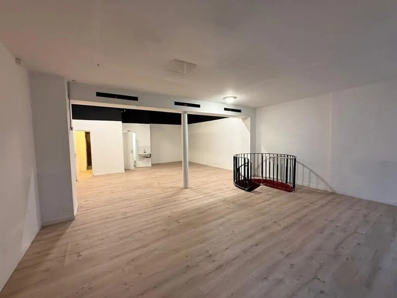 Retail in Paris for lease - Interior Photo - Image 3 of 8