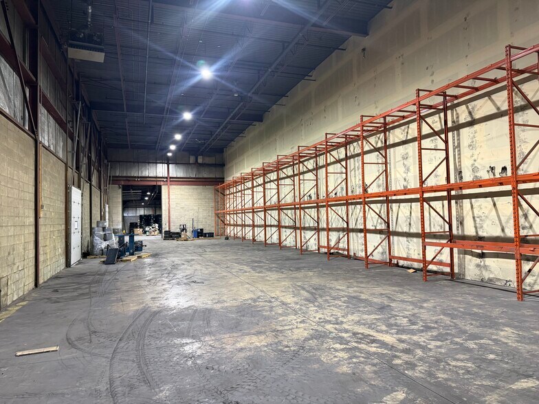 7307 40th St SE, Calgary, AB à louer - Photo du bâtiment - Image 3 de 4