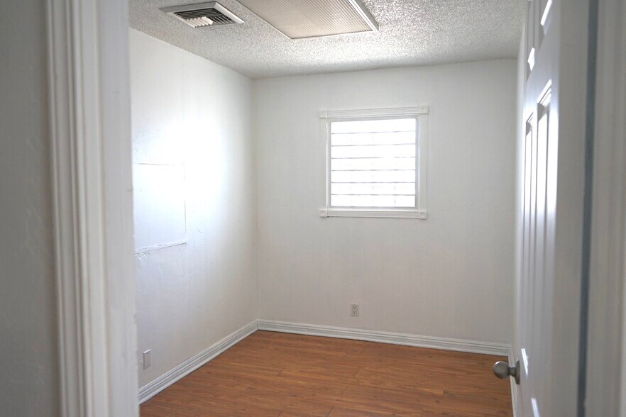 10623 Burbank Blvd, North Hollywood, CA à vendre - Photo du bâtiment - Image 3 de 25