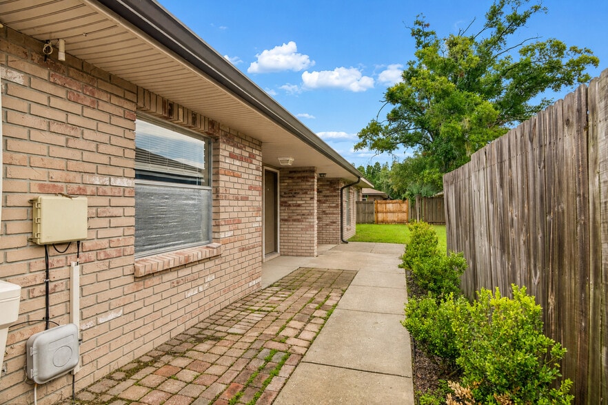 3132 Bloomingdale Villas Ct, Brandon, FL for sale - Primary Photo - Image 1 of 92