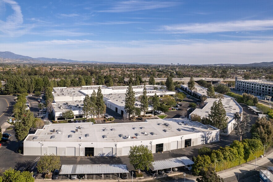3002 Dow Ave, Tustin, CA à louer - Aérien - Image 2 de 18