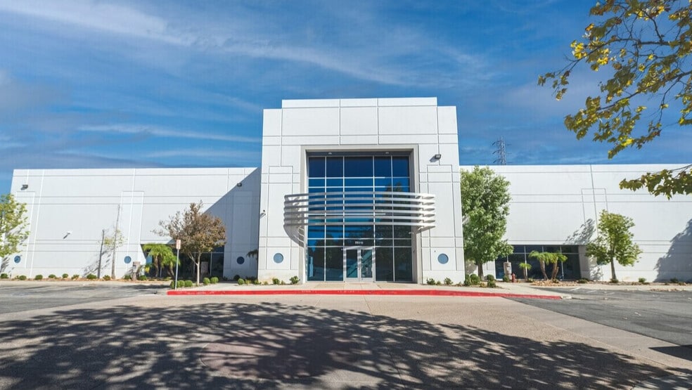 28016 Industry Dr, Valencia, CA for lease - Building Photo - Image 2 of 14