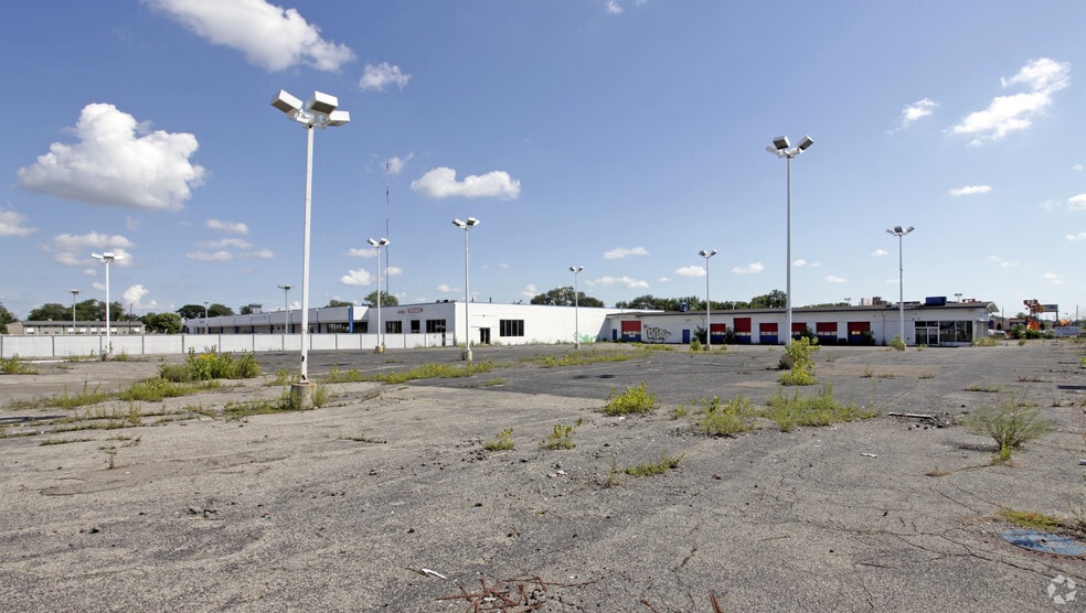 10550 W 8 Mile Rd, Ferndale, MI for sale - Primary Photo - Image 1 of 7
