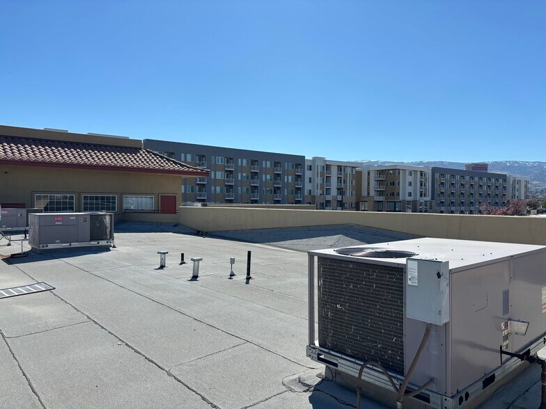 1295 E Moana Ln, Reno, NV à vendre - Photo du bâtiment - Image 2 de 11