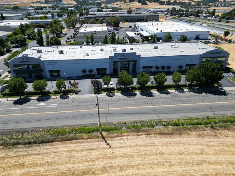 455 Lopes Rd, Fairfield, CA à louer - Photo du bâtiment - Image 2 de 14