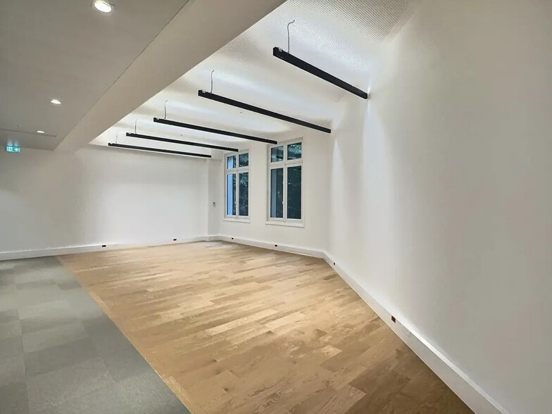 42 Rue De Bassano, Paris for lease - Building Photo - Image 2 of 13