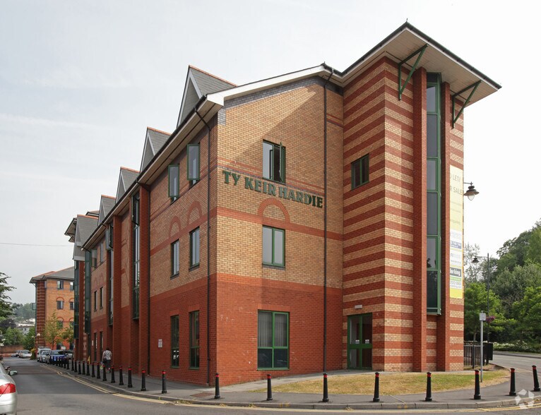 Avenue De Clichy, Merthyr Tydfil for lease - Building Photo - Image 3 of 44