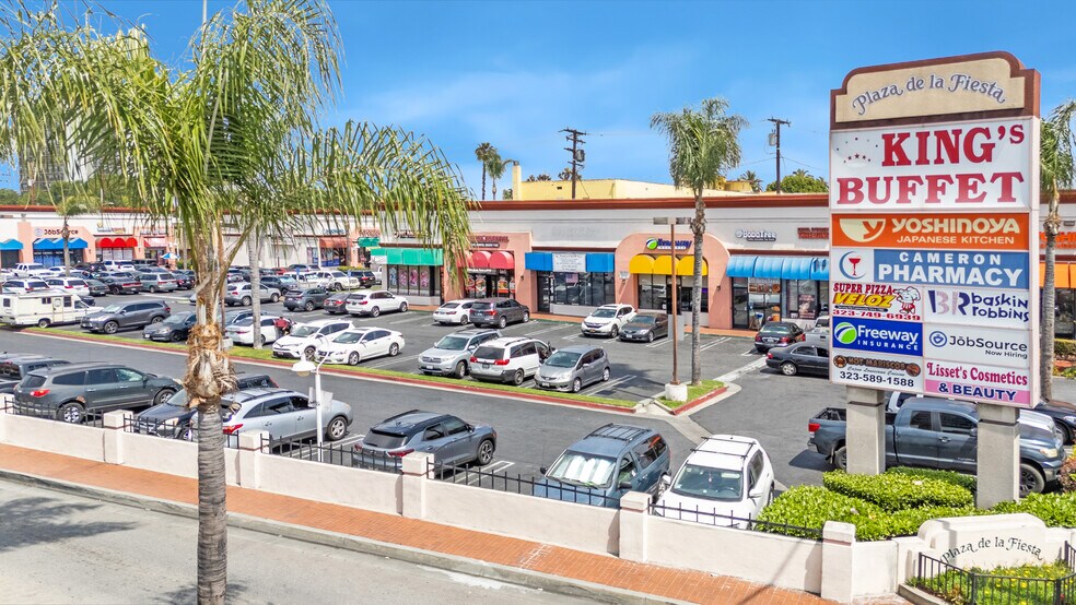 Plaza De La Fiesta / 40K SF Center portefeuille de 3 propriétés à vendre sur LoopNet.ca - Photo du bâtiment - Image 3 de 10