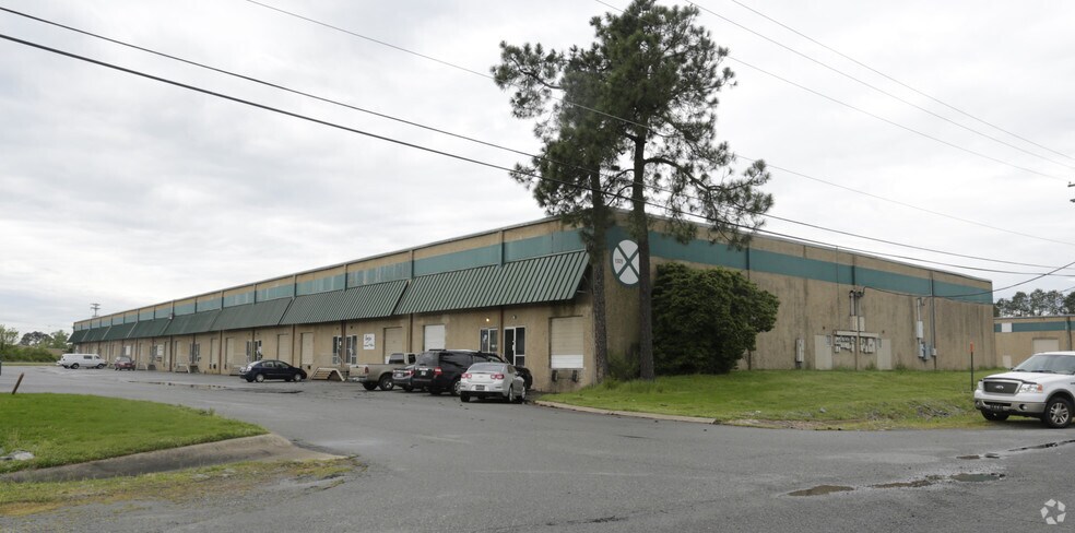 Crossroads Business Center portefeuille de 4 propriétés à vendre sur LoopNet.ca - Photo principale - Image 2 de 4