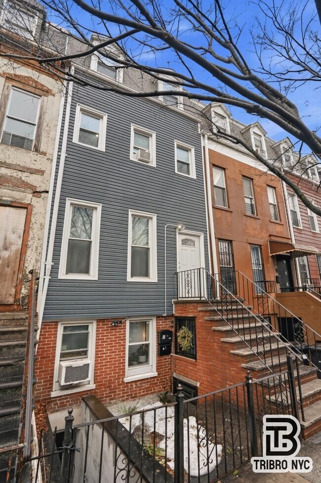 More details for 126 Hall St, Brooklyn, NY - Multifamily for Sale