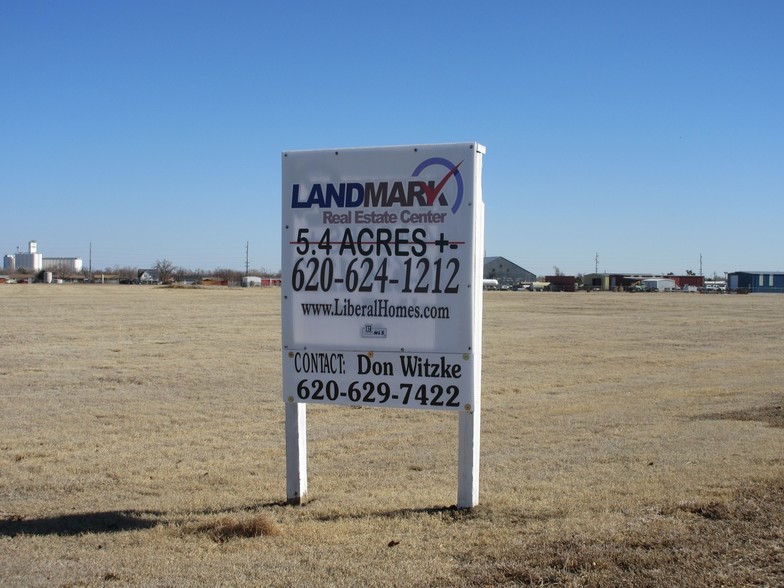 200-220 E Parkway Blvd, Liberal, KS for sale - Primary Photo - Image 1 of 1