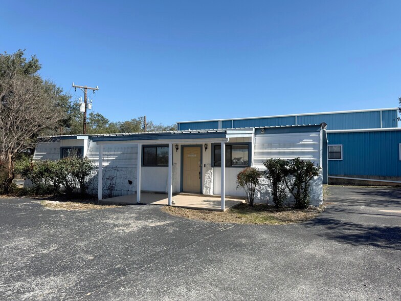 2340 W R Larson Rd, San Antonio, TX à louer - Photo du bâtiment - Image 3 de 20