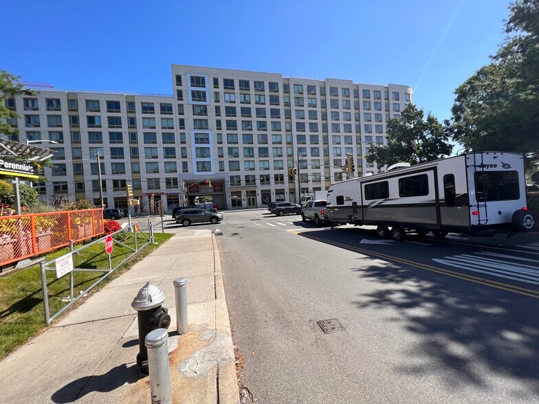 911 Erskine St, Brooklyn, NY à louer - Photo du bâtiment - Image 3 de 9