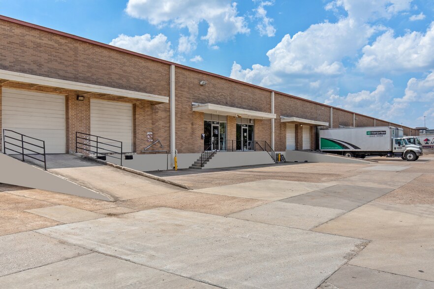 2301-2399 Minimax Dr, Houston, TX à louer - Photo du bâtiment - Image 2 de 7