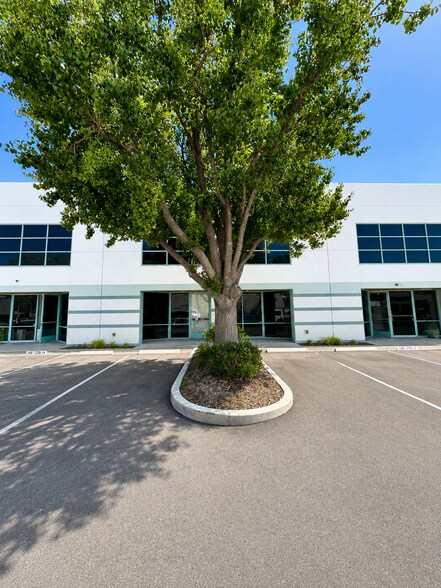 24900 Anza Dr, Valencia, CA à louer - Photo du bâtiment - Image 2 de 15