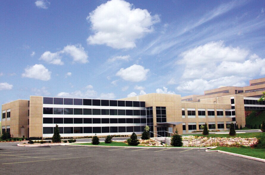2325 Dougherty Ferry Rd, Saint Louis, MO à louer - Photo du bâtiment - Image 2 de 2