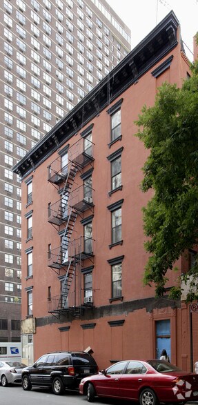 1566 Third Ave, New York, NY à vendre - Photo du bâtiment - Image 2 de 6
