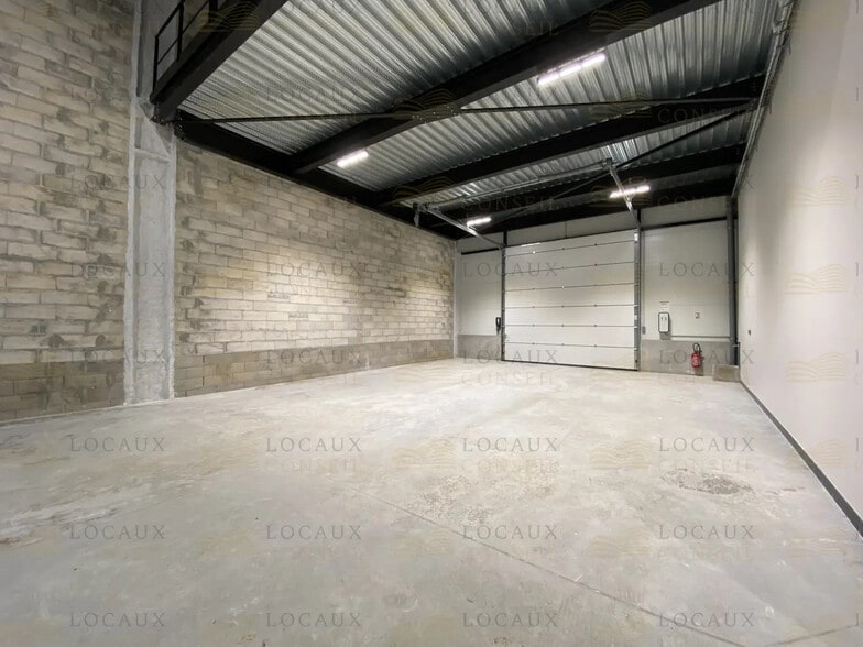 Flex in Les Pavillons-sous-Bois for lease - Interior Photo - Image 3 of 7