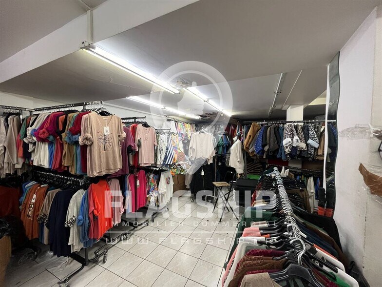 Retail in Paris for sale - Interior Photo - Image 1 of 4