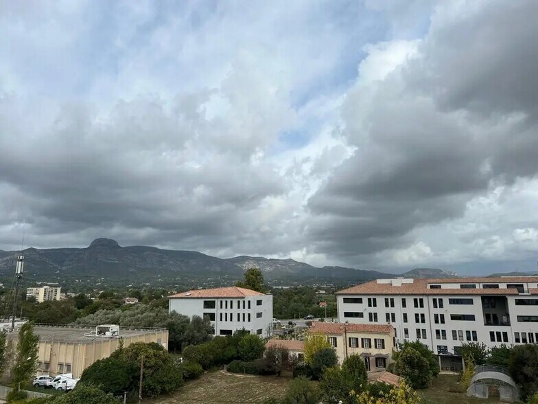 Bureau dans Aubagne à louer - Photo du bâtiment - Image 2 de 3