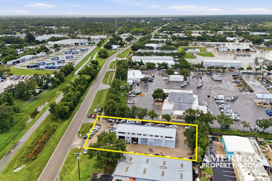 5671 McIntosh Rd, Sarasota, FL à vendre - Photo du bâtiment - Image 2 de 11
