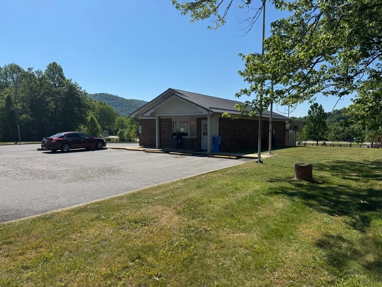 5858 Old Hendersonville Hwy, Penrose, NC à vendre - Photo du bâtiment - Image 1 de 18