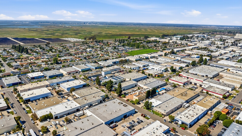 5375 Industrial Dr, Huntington Beach, CA for sale - Building Photo - Image 3 of 36