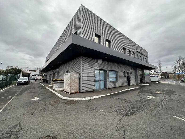 Office in Morangis for lease - Building Photo - Image 2 of 6