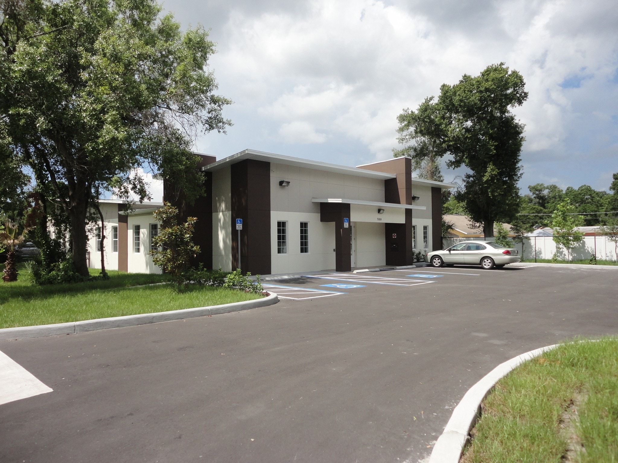 7008 N Himes Ave, Tampa, FL for lease Primary Photo- Image 1 of 10