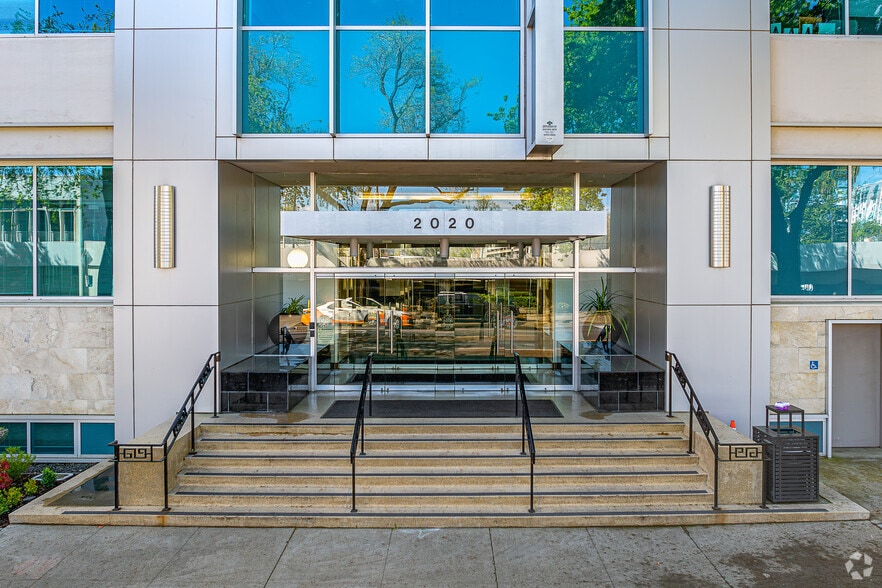 2020 L St, Sacramento, CA à louer - Photo du bâtiment - Image 3 de 9